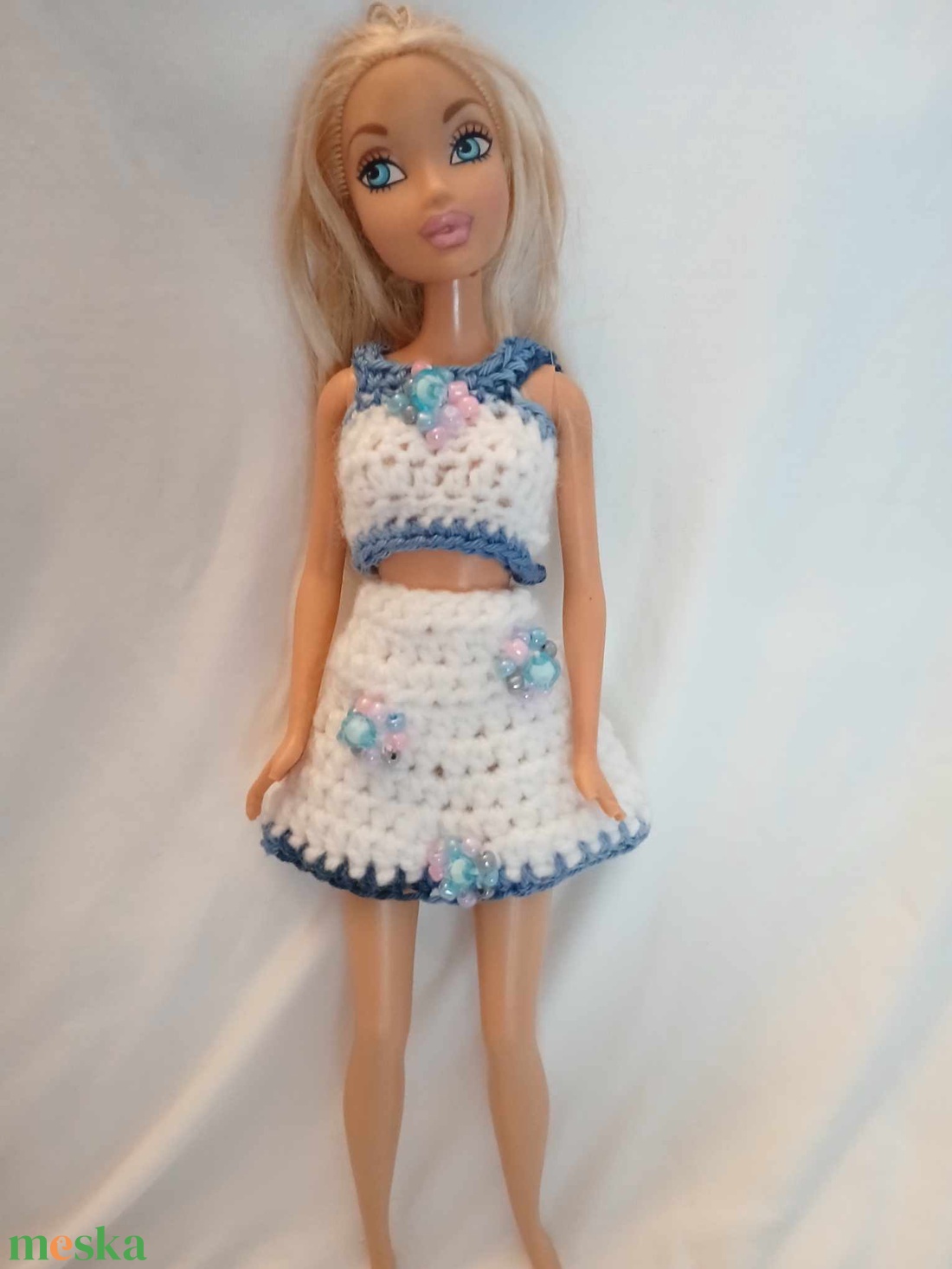 Horgolt gyöngyös kék-fehér ruha Barbie babára (104). Új. - játék & sport - baba & babaház - barbie ruhák - Meska.hu Horgolt gyöngyös kék-fehér ruha Barbie babára (104). Új. - játék & sport - baba & babaház - barbie ruhák - Meska.hu