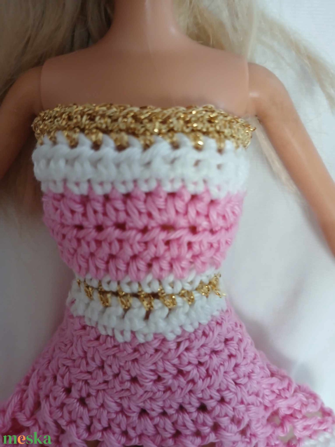 Horgolt rózsaszín-fehér arany díszítésű ruha Barbie babára (106). Új. - játék & sport - baba & babaház - barbie ruhák - Meska.hu Horgolt rózsaszín-fehér arany díszítésű ruha Barbie babára (106). Új. - játék & sport - baba & babaház - barbie ruhák - Meska.hu