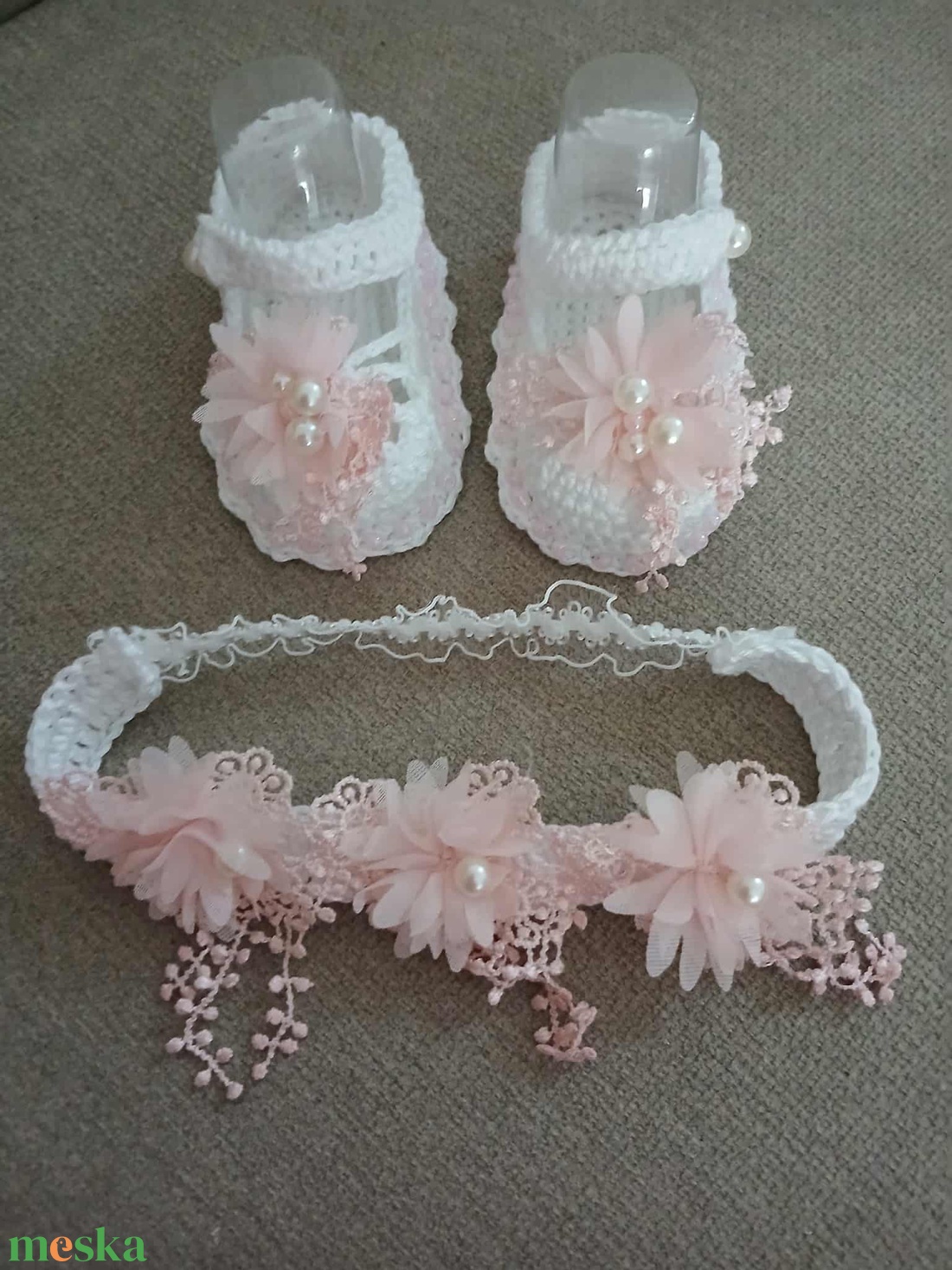 Horgolt fehér babacipő rózsaszín virággal fejpánttal.  ÚJ - baba - mama - babaruházat - babacipő - Meska.hu