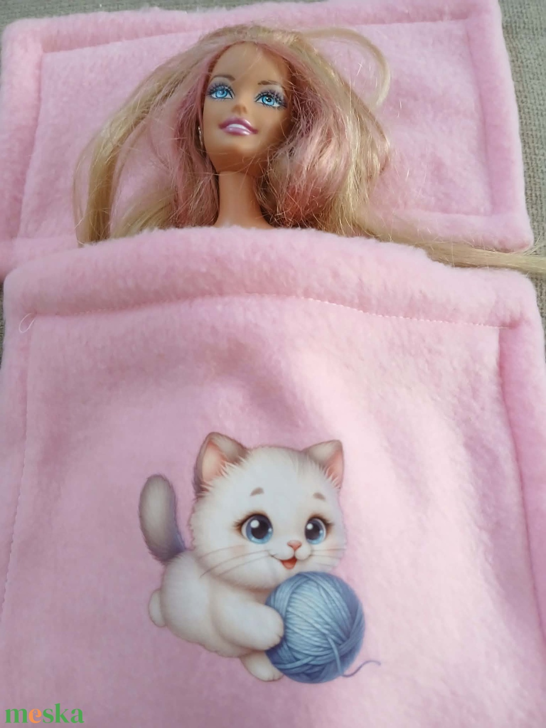 Barbie vagy Barbie méretű babáknak ágyneműszett. Párna és takaró. - játék & sport - baba & babaház - barbie ruhák - Meska.hu