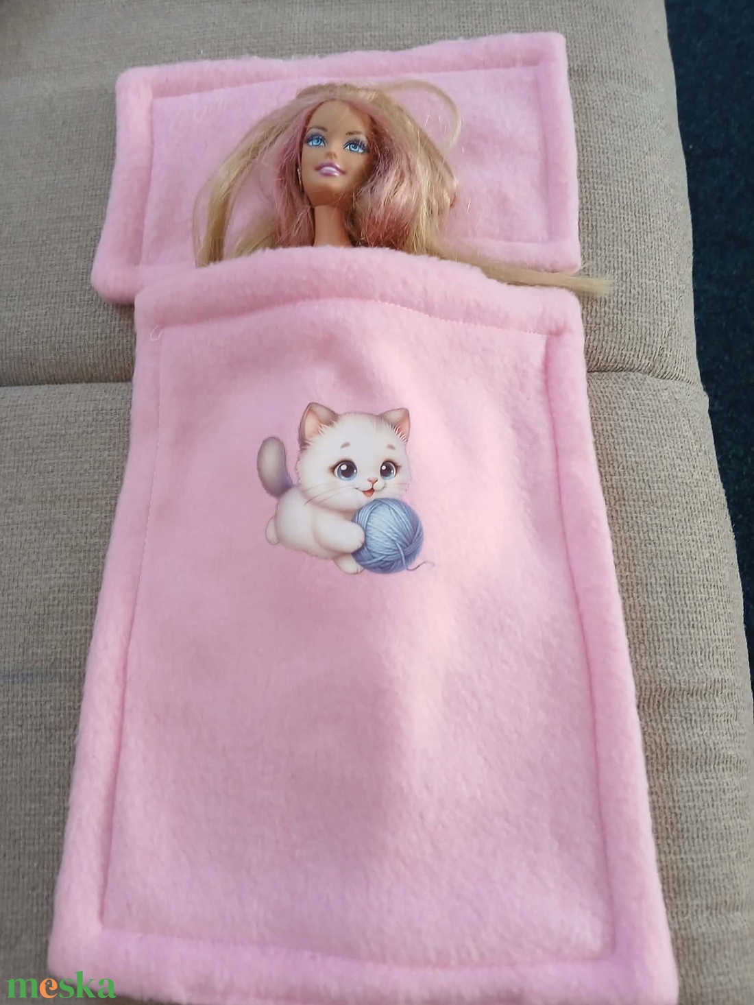 Barbie vagy Barbie méretű babáknak ágyneműszett. Párna és takaró. - játék & sport - baba & babaház - barbie ruhák - Meska.hu