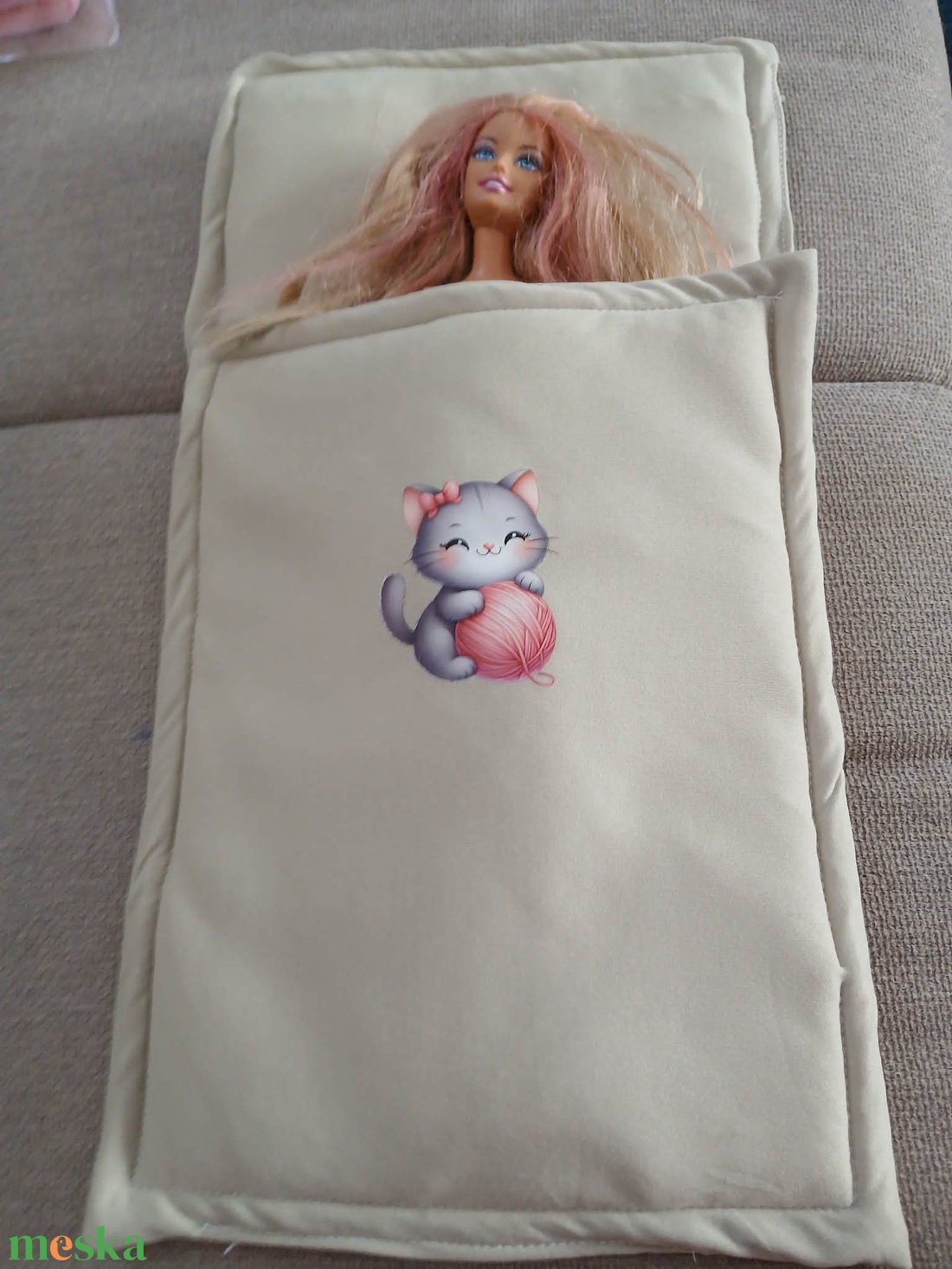 Barbie vagy Barbie méretű babáknak ágyneműszett. Párna és takaró. - játék & sport - baba & babaház - barbie ruhák - Meska.hu