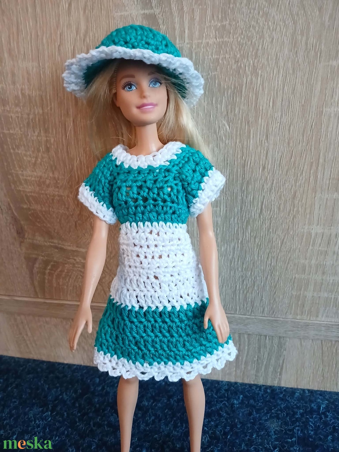 Zöld-fehér horgolt Barbie ruha kalappal.  - játék & sport - baba & babaház - barbie ruhák - Meska.hu