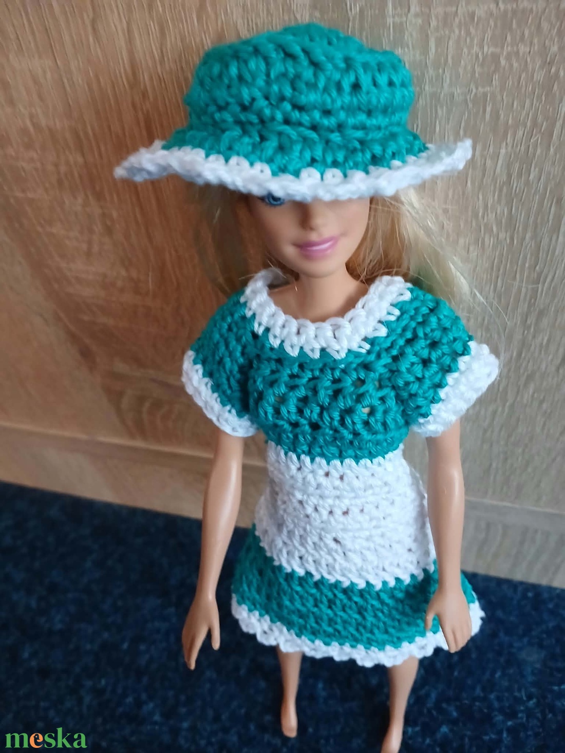 Zöld-fehér horgolt Barbie ruha kalappal.  - játék & sport - baba & babaház - barbie ruhák - Meska.hu