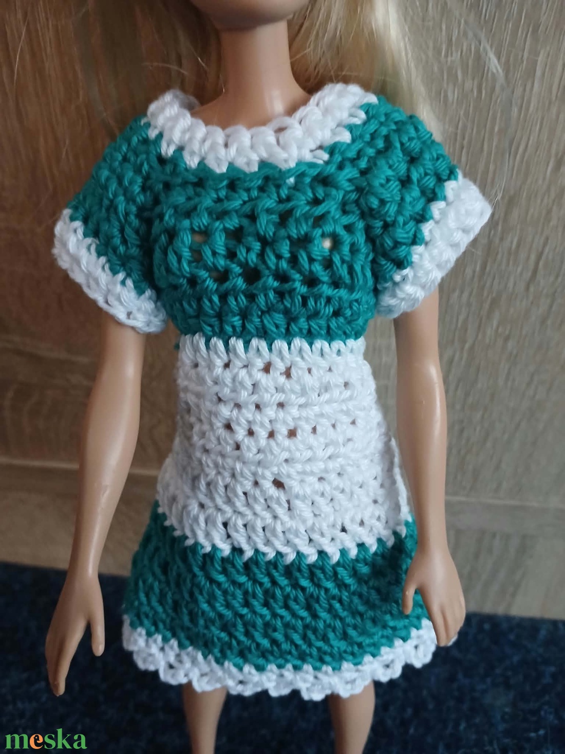 Zöld-fehér horgolt Barbie ruha kalappal.  - játék & sport - baba & babaház - barbie ruhák - Meska.hu