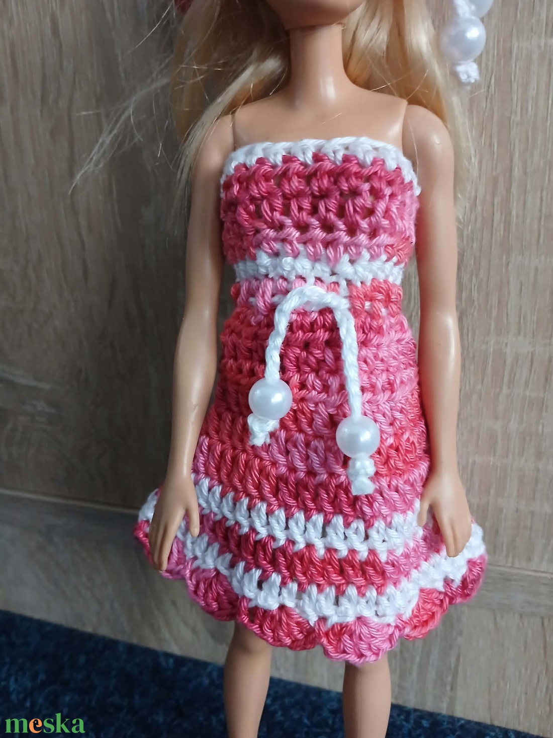 Pink-fehér horgolt Barbie ruha kalappal.  - játék & sport - baba & babaház - barbie ruhák - Meska.hu