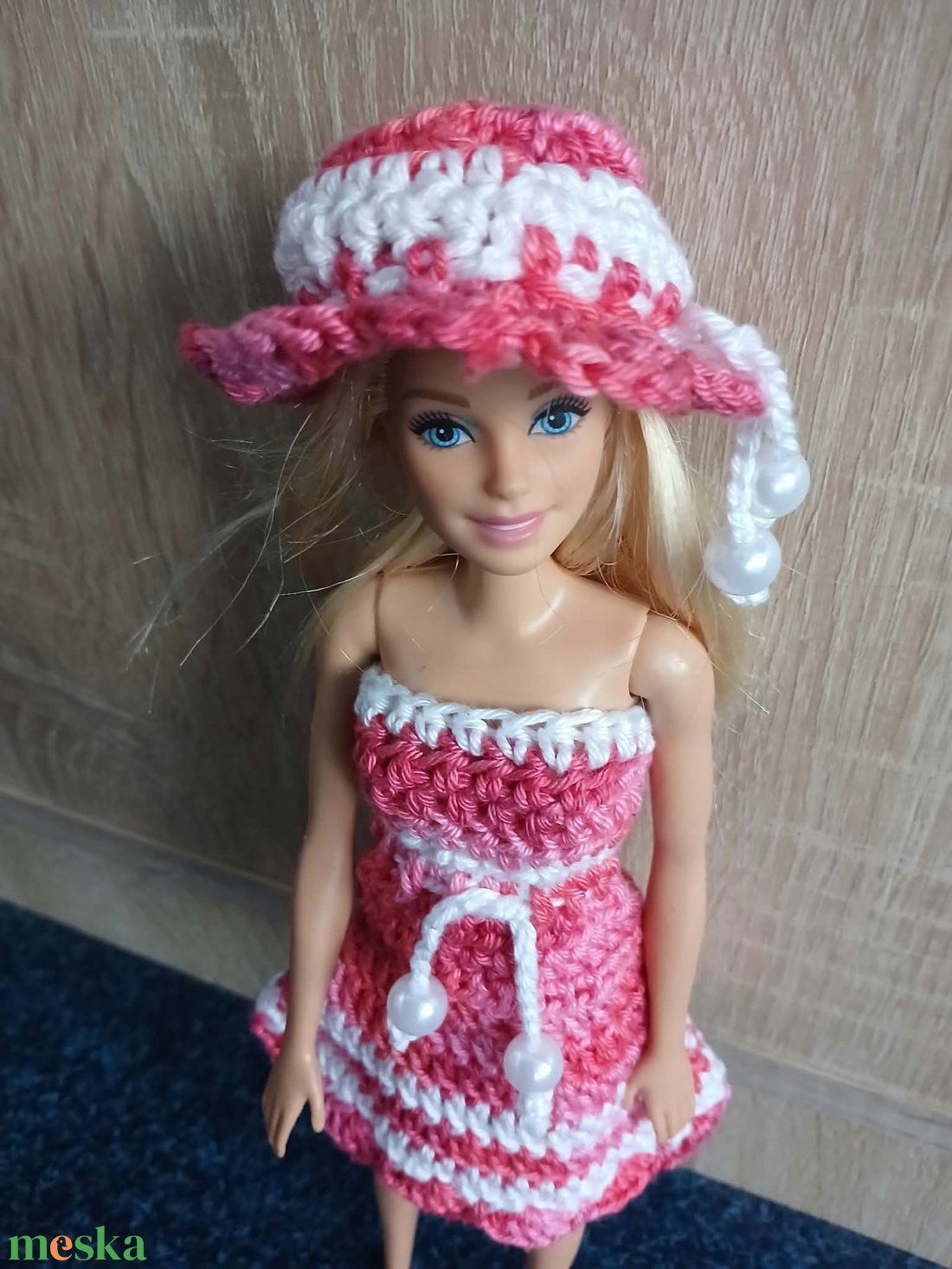 Pink-fehér horgolt Barbie ruha kalappal.  - játék & sport - baba & babaház - barbie ruhák - Meska.hu
