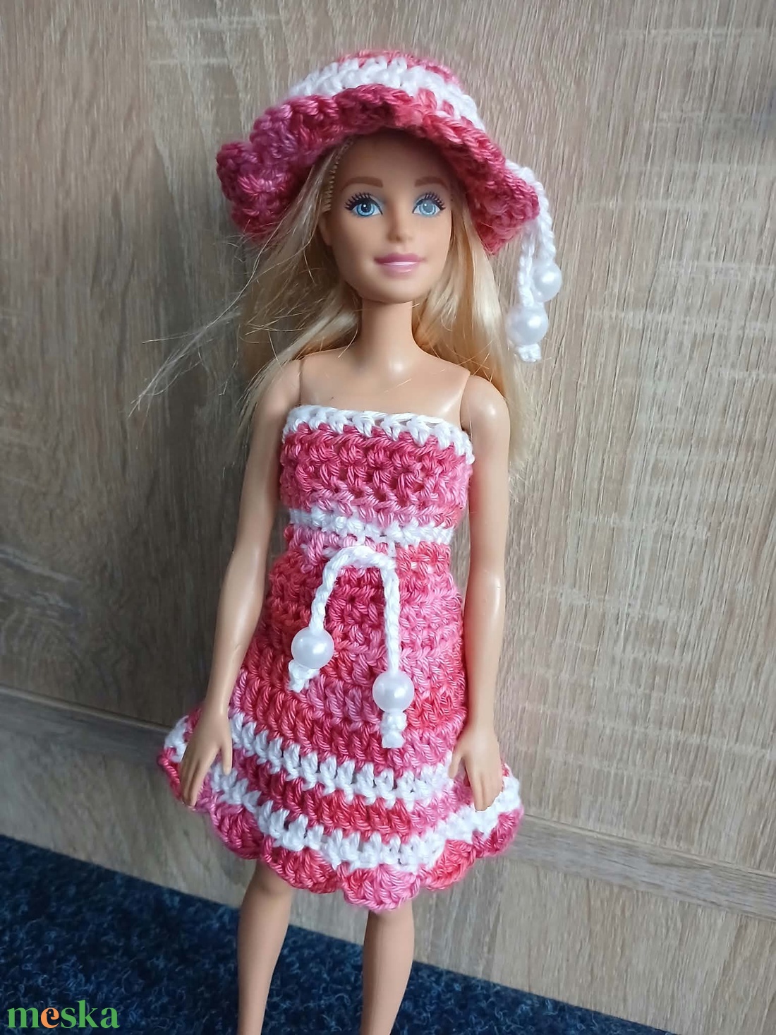 Pink-fehér horgolt Barbie ruha kalappal.  - játék & sport - baba & babaház - barbie ruhák - Meska.hu