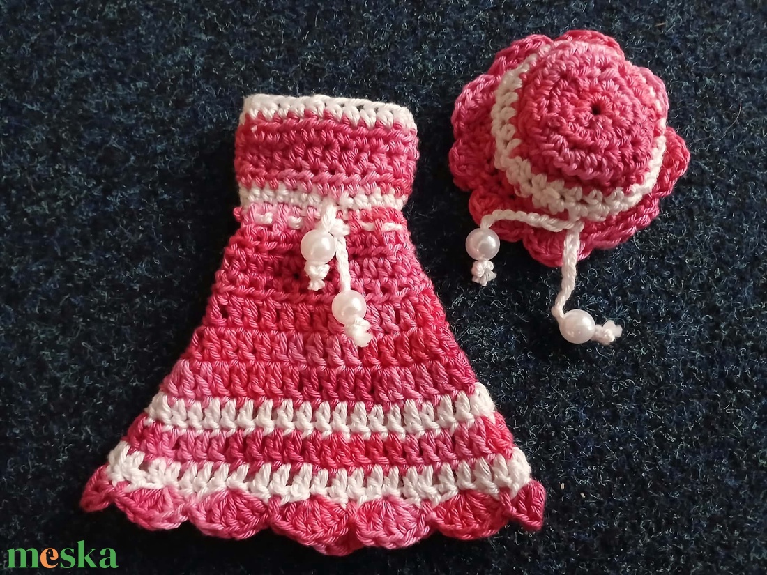 Pink-fehér horgolt Barbie ruha kalappal.  - játék & sport - baba & babaház - barbie ruhák - Meska.hu
