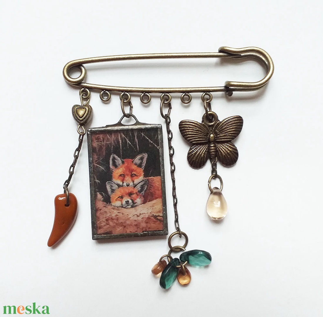 Fürge Rókalábak - kitűző - ékszer - kitűző és bross - kitűző - Meska.hu Fürge Rókalábak - kitűző - ékszer - kitűző és bross - kitűző - Meska.hu