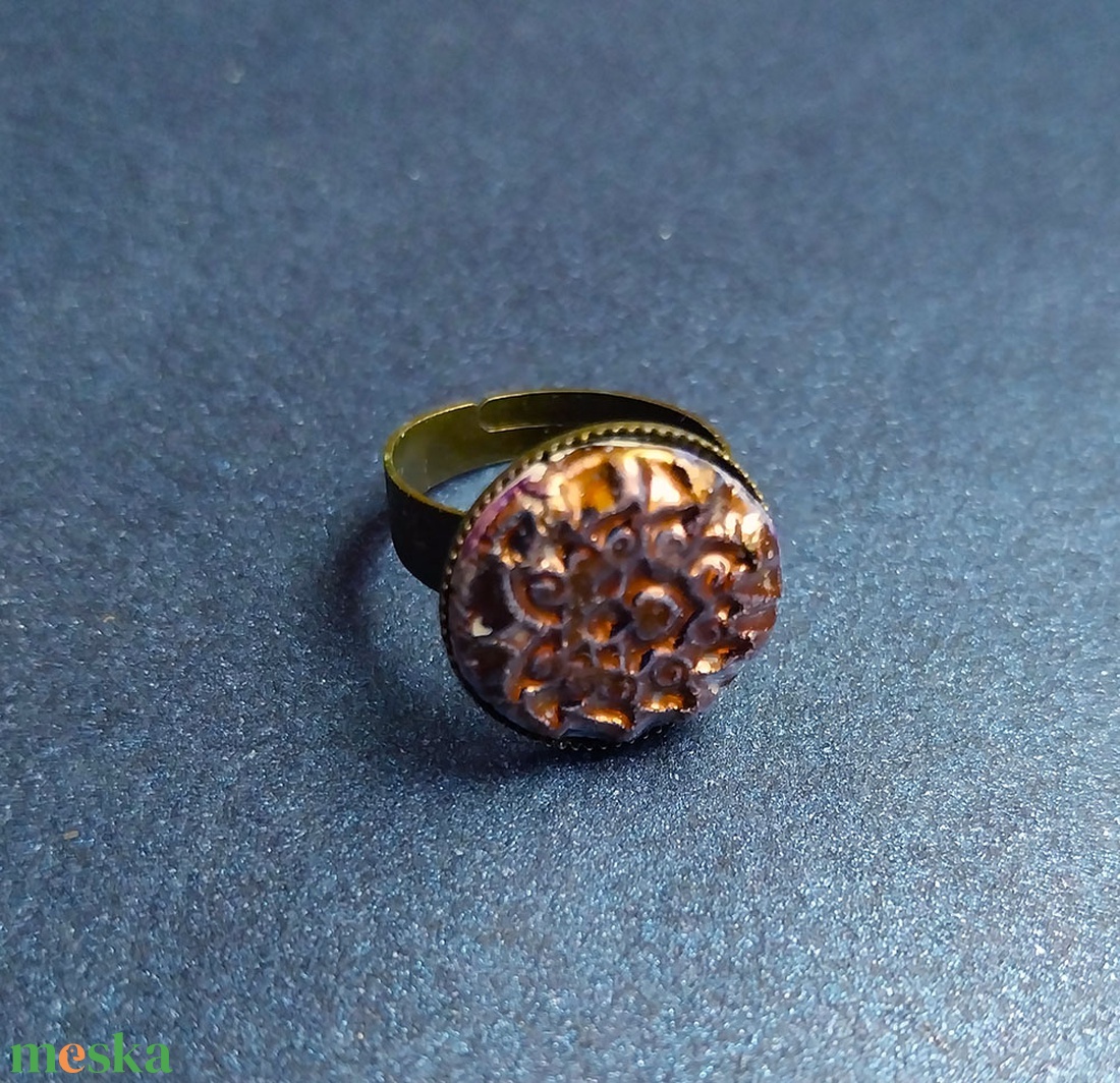 Bordó-kék kerámiagombos bronz gyűrű - ékszer - gyűrű - kerek gyűrű - Meska.hu Bordó-kék kerámiagombos bronz gyűrű - ékszer - gyűrű - kerek gyűrű - Meska.hu