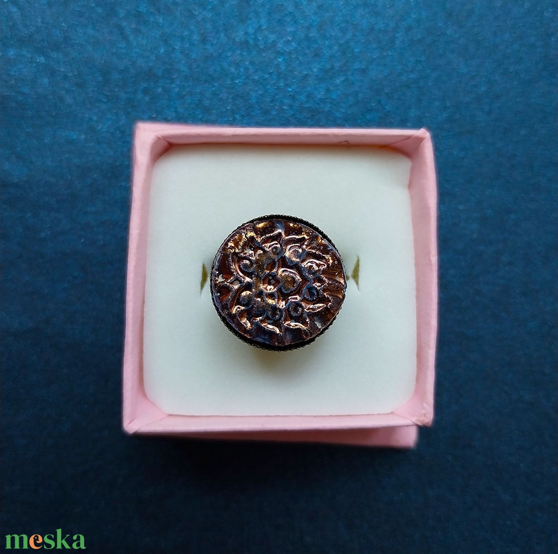 Bordó-kék kerámiagombos bronz gyűrű - ékszer - gyűrű - kerek gyűrű - Meska.hu Bordó-kék kerámiagombos bronz gyűrű - ékszer - gyűrű - kerek gyűrű - Meska.hu