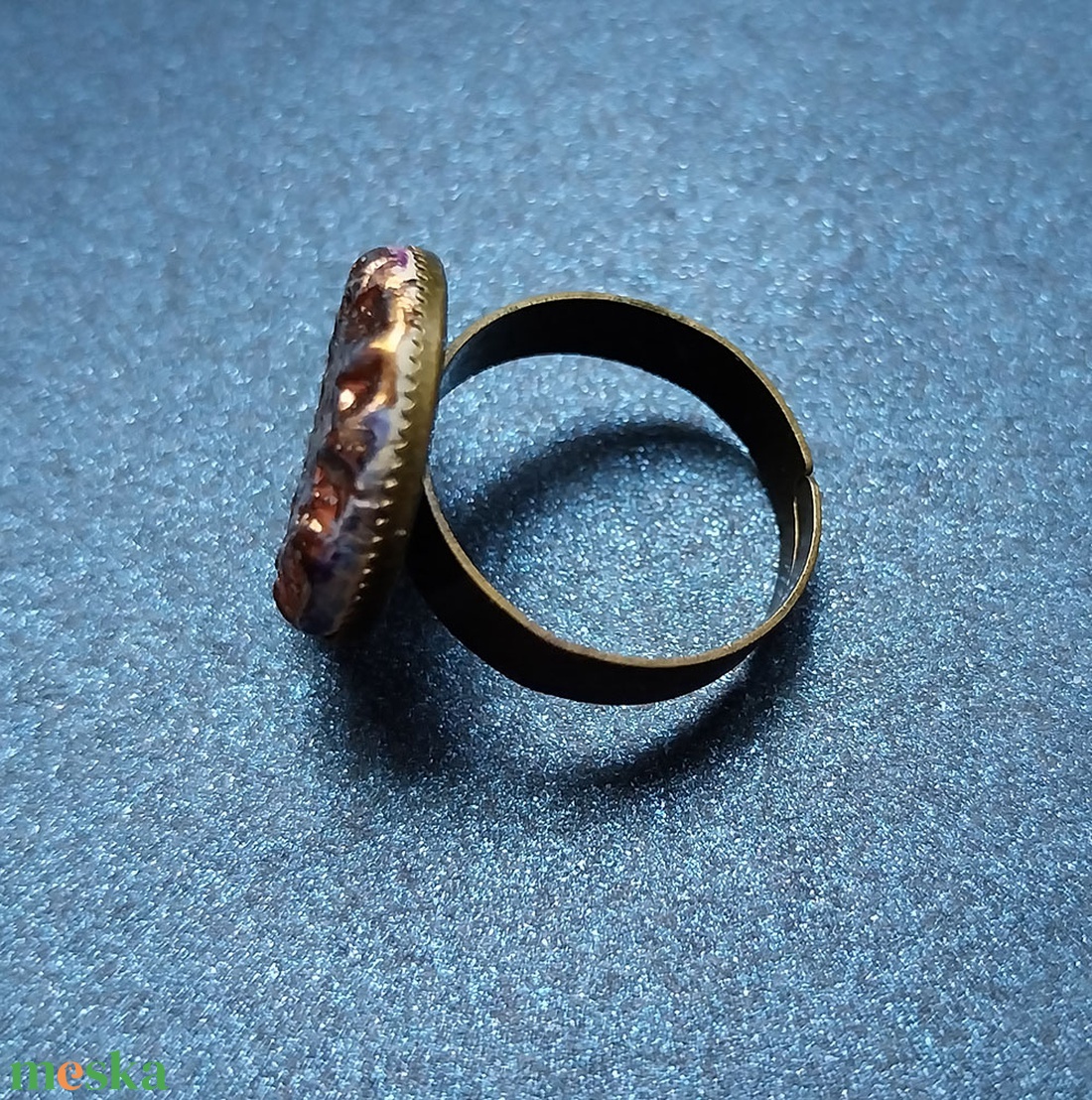 Bordó-kék kerámiagombos bronz gyűrű - ékszer - gyűrű - kerek gyűrű - Meska.hu Bordó-kék kerámiagombos bronz gyűrű - ékszer - gyűrű - kerek gyűrű - Meska.hu