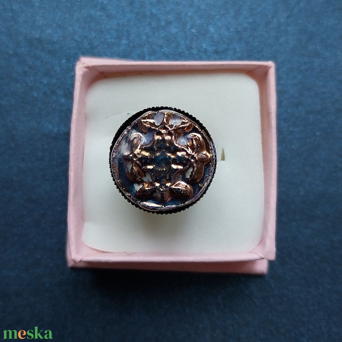 Kékes-rezes kerámiagombos bronz gyűrű - ékszer - gyűrű - kerek gyűrű - Meska.hu Kékes-rezes kerámiagombos bronz gyűrű - ékszer - gyűrű - kerek gyűrű - Meska.hu