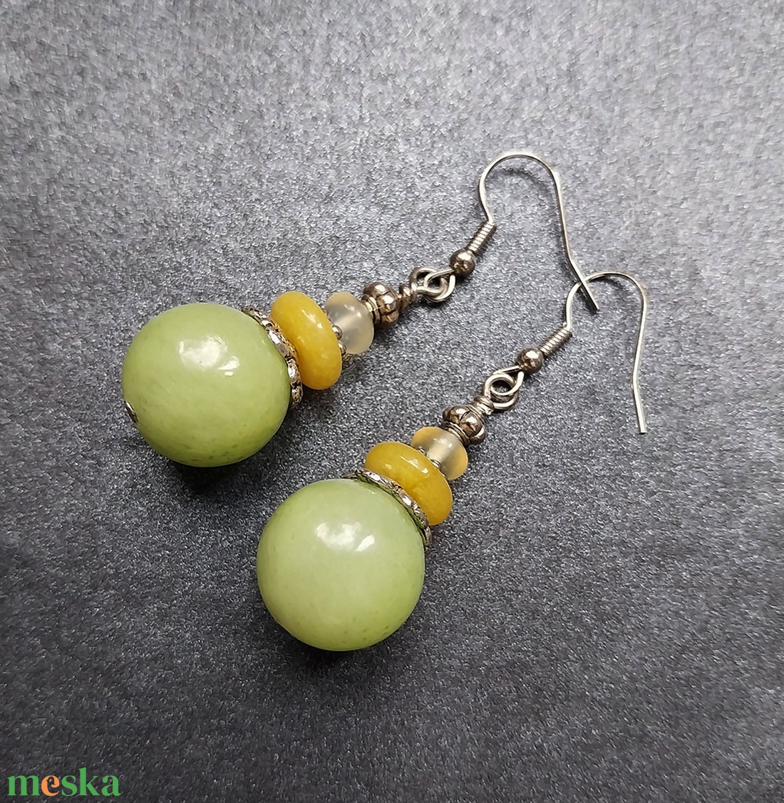 Zöldalma - ásványgyöngyös fülbevaló - ékszer - fülbevaló - lógó fülbevaló - Meska.hu