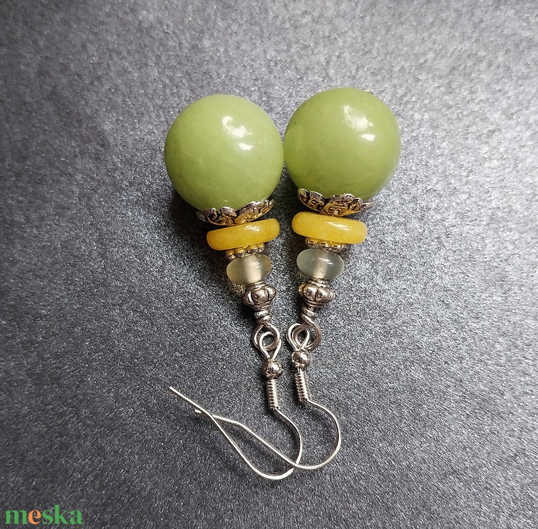 Zöldalma - ásványgyöngyös fülbevaló - ékszer - fülbevaló - lógó fülbevaló - Meska.hu