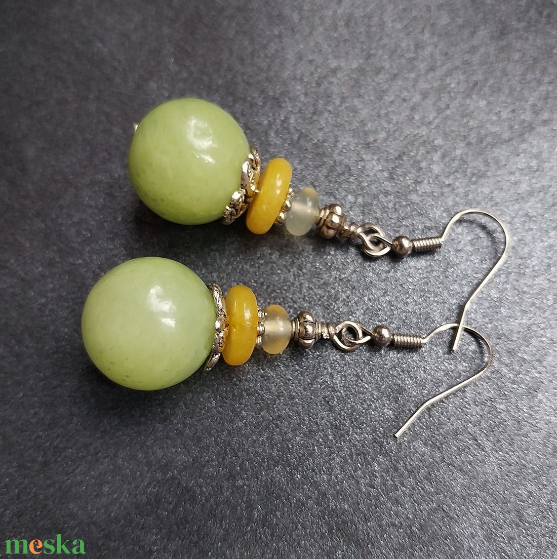 Zöldalma - ásványgyöngyös fülbevaló - ékszer - fülbevaló - lógó fülbevaló - Meska.hu