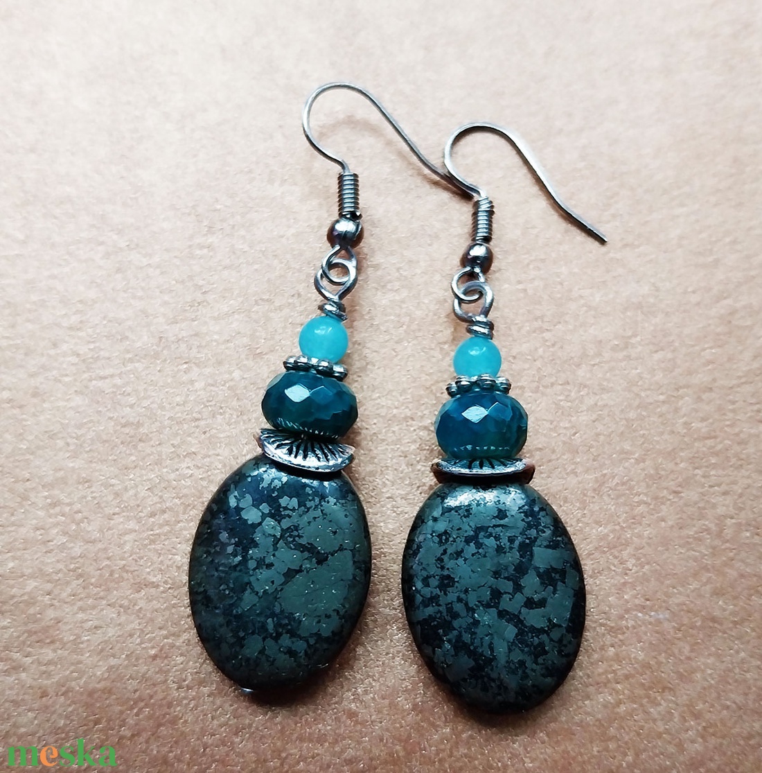 Ekhó - ásványköves fülbevaló  - ékszer - fülbevaló - lógó fülbevaló - Meska.hu