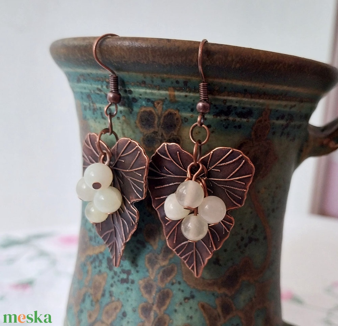 Szőlőlevél - fülbevaló féldrágakövekkel - ékszer - fülbevaló - lógó fülbevaló - Meska.hu