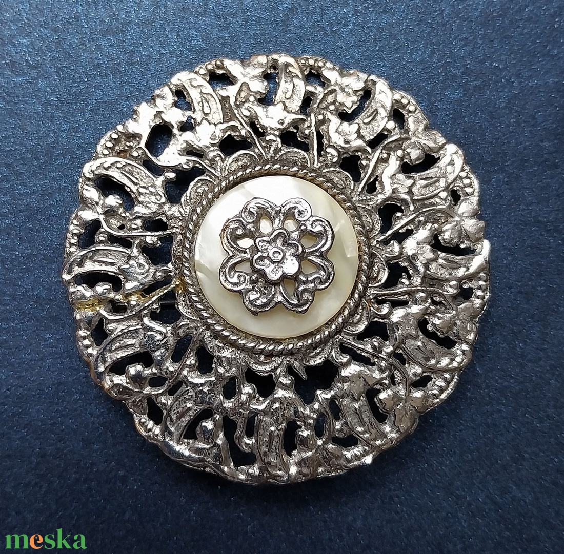 Vintage fém bross gyöngyház berakással - ékszer - kitűző és bross - Meska.hu