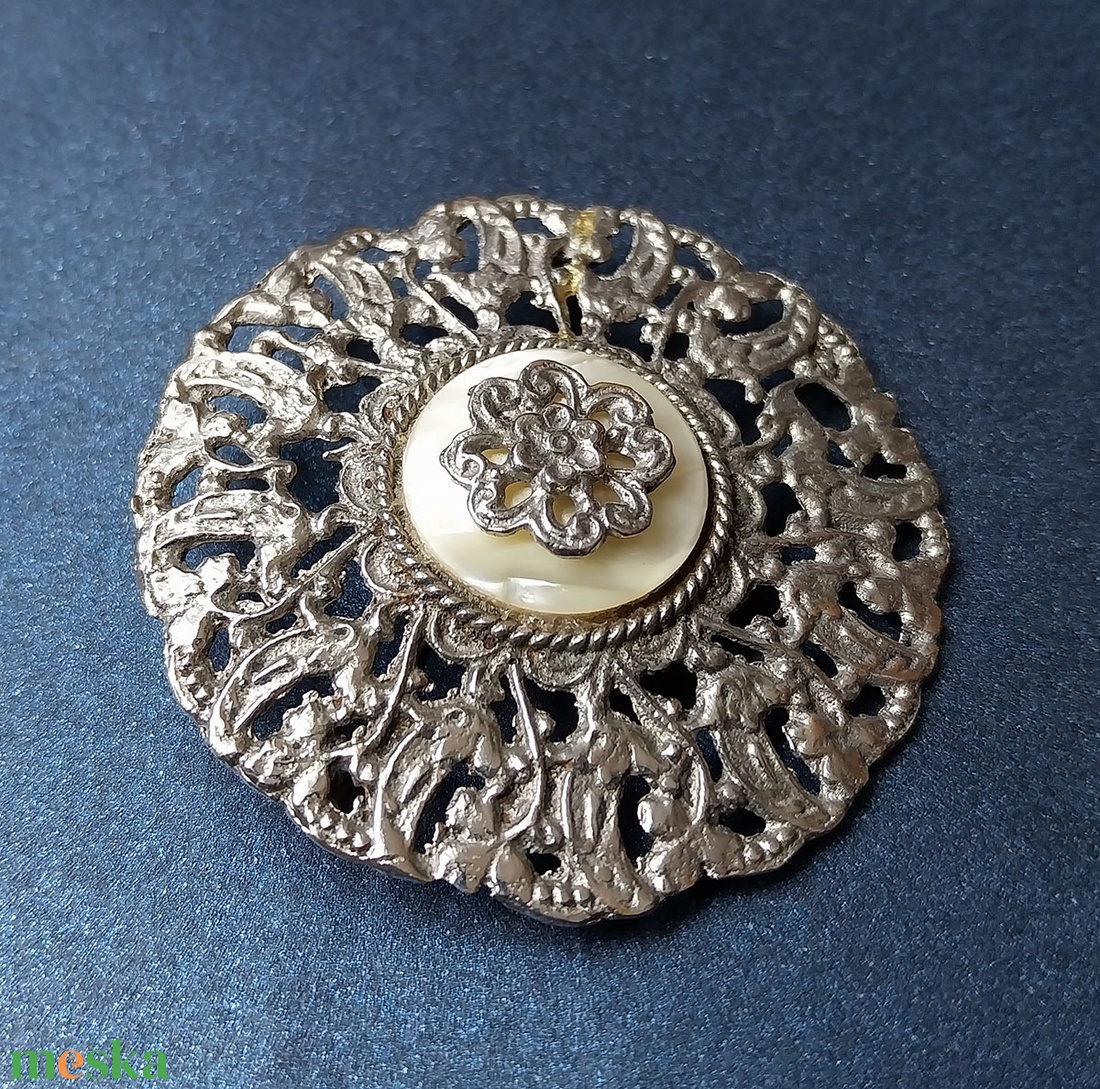 Vintage fém bross gyöngyház berakással - ékszer - kitűző és bross - Meska.hu