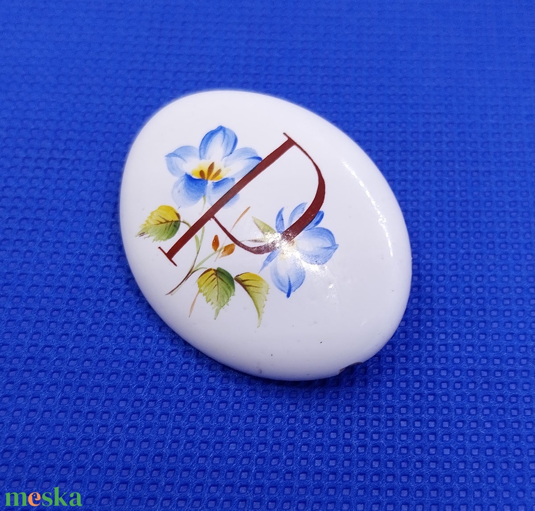 Vintage P monogramos porcelán bross - ékszer - kitűző és bross - Meska.hu