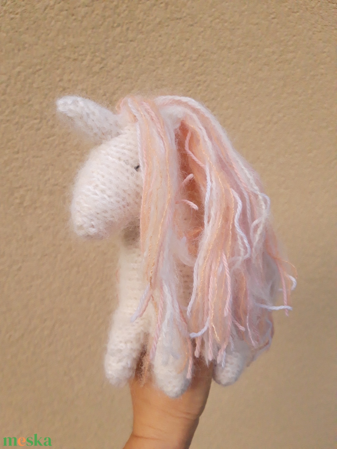 Fehér unikornis barackos-rózsaszínes-fehér sörénnyel gyapjúfonalból - játék & sport - készségfejlesztő és logikai játék - montessori szivárvány, waldorf játékok - Meska.hu