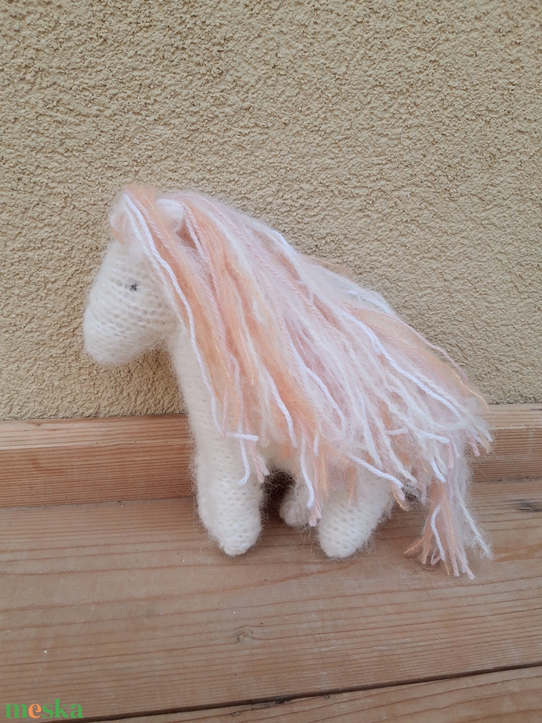 Fehér unikornis barackos-rózsaszínes-fehér sörénnyel gyapjúfonalból - játék & sport - készségfejlesztő és logikai játék - montessori szivárvány, waldorf játékok - Meska.hu