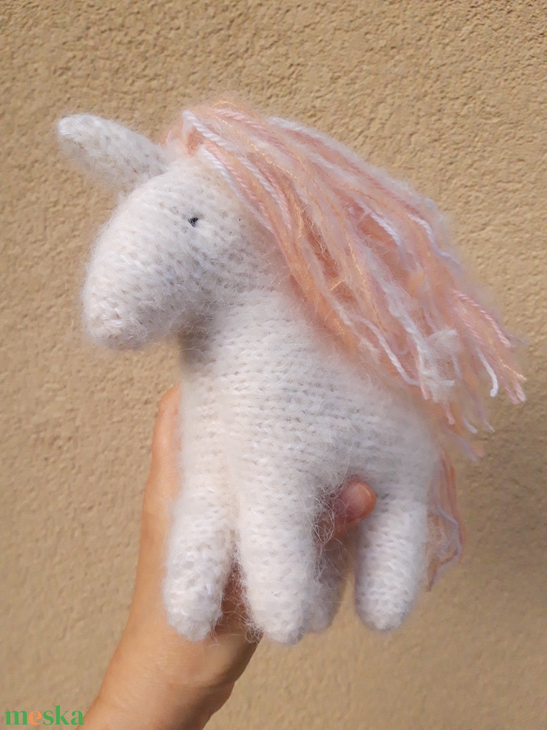 Fehér unikornis barackos-rózsaszínes-fehér sörénnyel gyapjúfonalból - játék & sport - készségfejlesztő és logikai játék - montessori szivárvány, waldorf játékok - Meska.hu