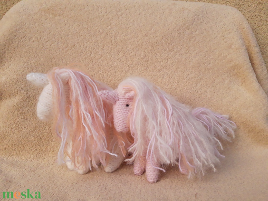 Fehér unikornis barackos-rózsaszínes-fehér sörénnyel gyapjúfonalból - játék & sport - készségfejlesztő és logikai játék - montessori szivárvány, waldorf játékok - Meska.hu