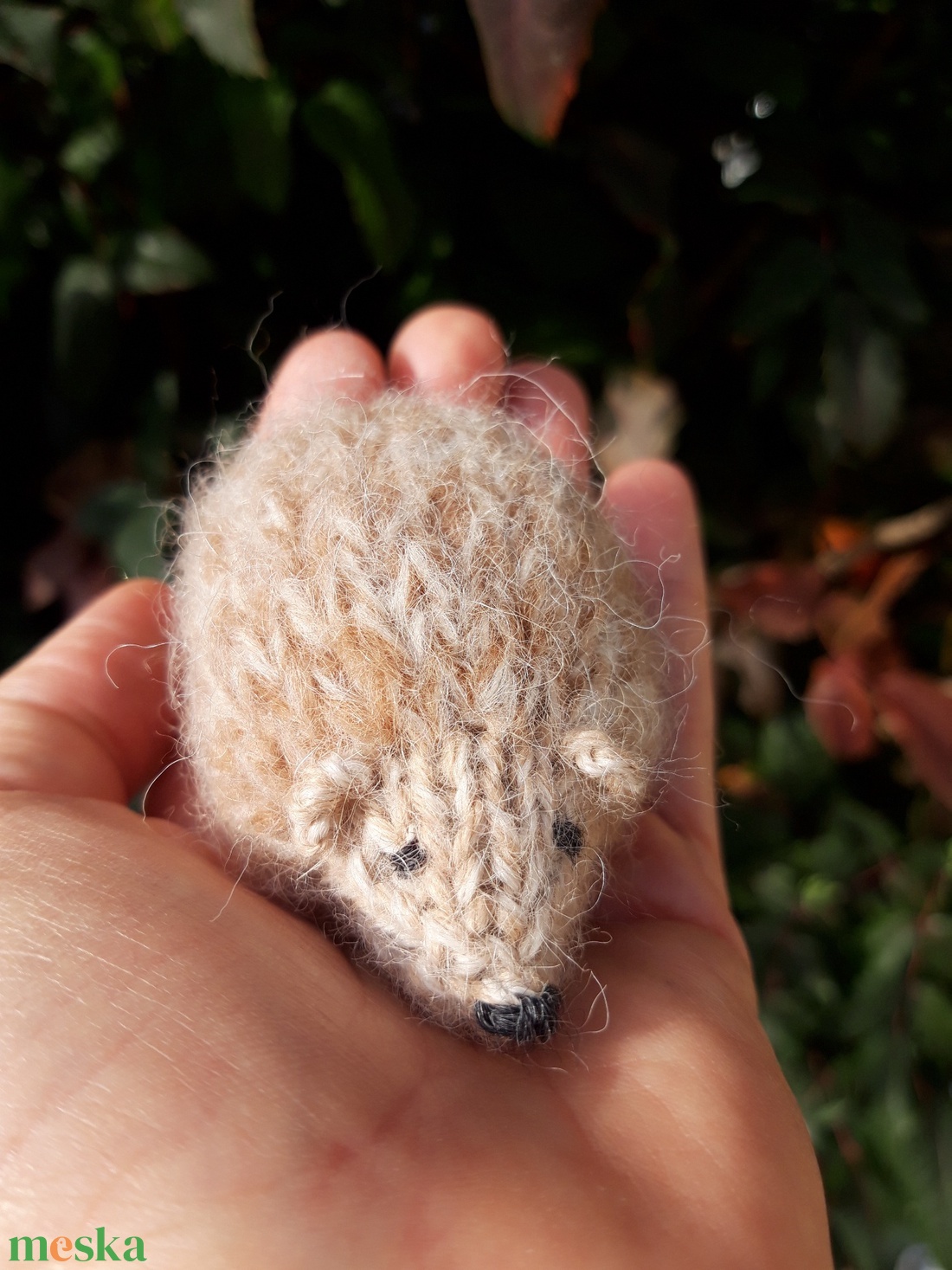 Kötött kézműves süni gyapjúból - világos barna tüskés - játék & sport - készségfejlesztő és logikai játék - montessori szivárvány, waldorf játékok - Meska.hu