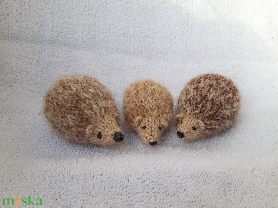 Kötött kézműves süni gyapjúból - világos barna tüskés - játék & sport - készségfejlesztő és logikai játék - montessori szivárvány, waldorf játékok - Meska.hu