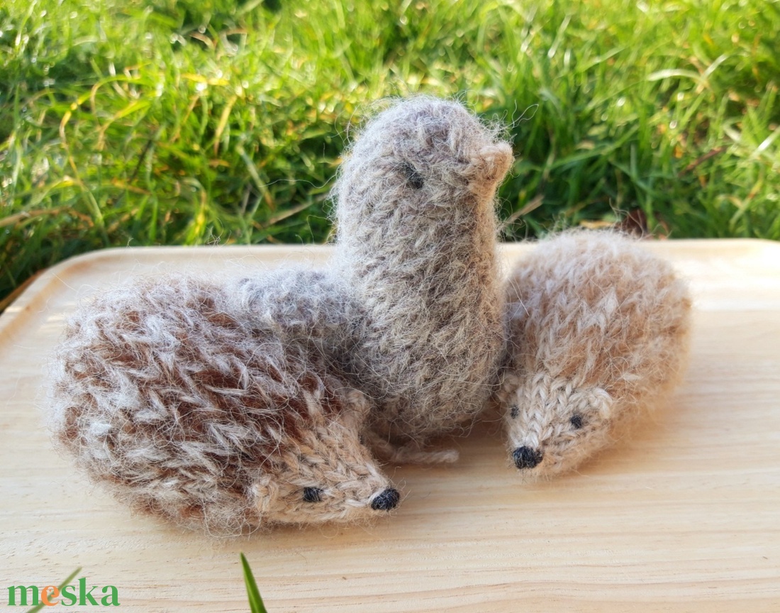 Kötött kézműves süni gyapjúból - világos barna tüskés - játék & sport - készségfejlesztő és logikai játék - montessori szivárvány, waldorf játékok - Meska.hu
