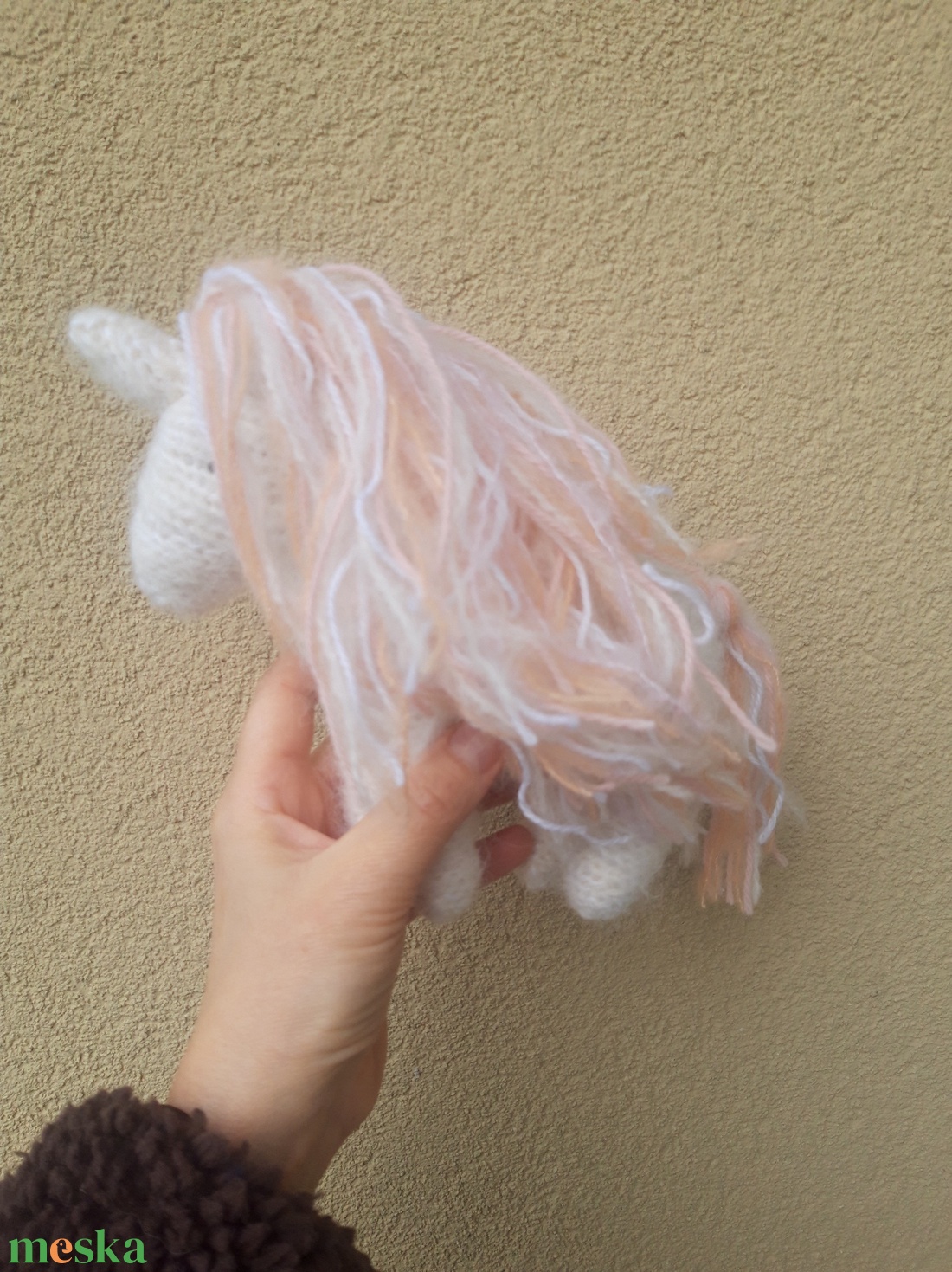 Fehér unikornis barackos-rózsaszínes-fehér sörénnyel gyapjúfonalból - játék & sport - plüssállat & játékfigura - ló - Meska.hu