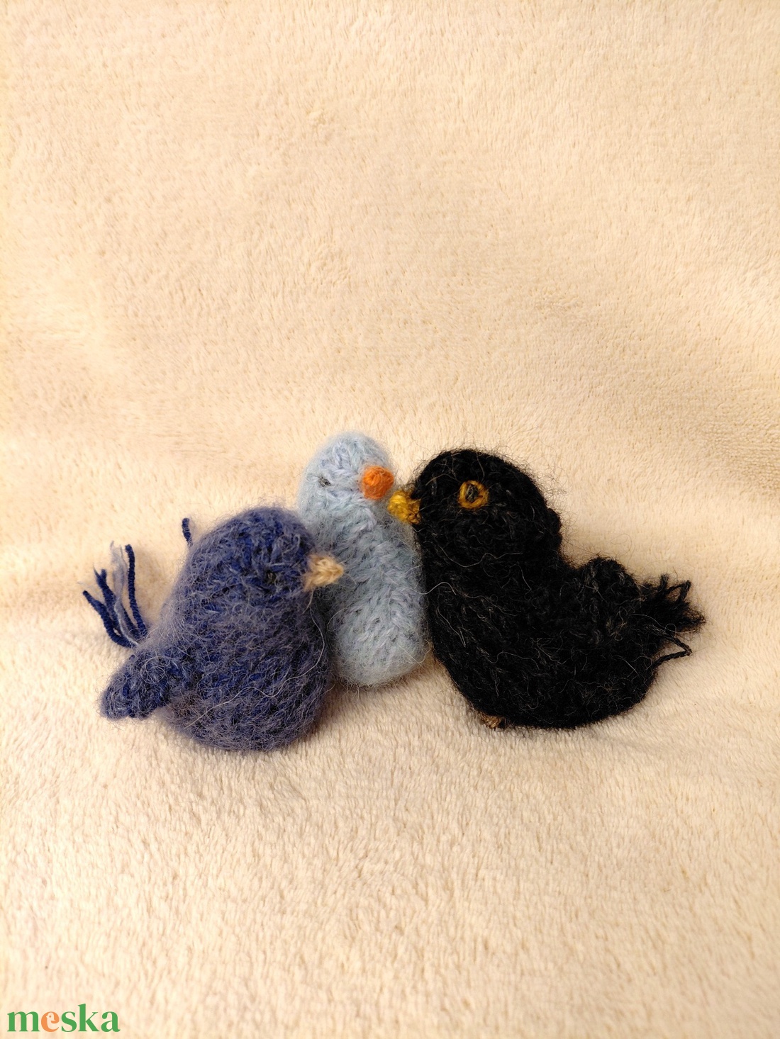 Mini madárka plüss gyapjúfonalból - fekete rigó - játék & sport - készségfejlesztő és logikai játék - montessori szivárvány, waldorf játékok - Meska.hu