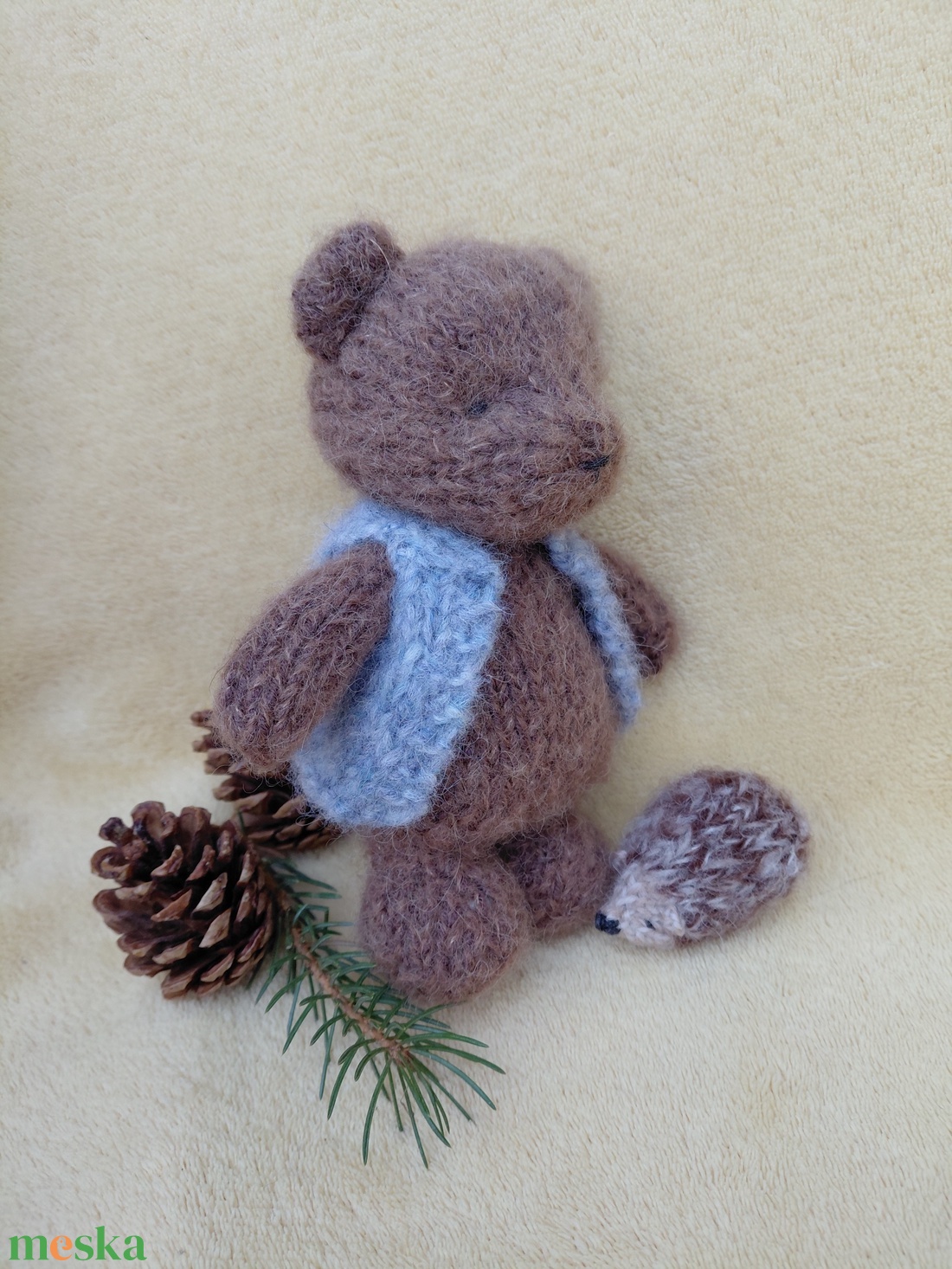 Kötött kézműves mini süni gyapjúból-sötétebb tüskés - játék & sport - készségfejlesztő és logikai játék - montessori szivárvány, waldorf játékok - Meska.hu