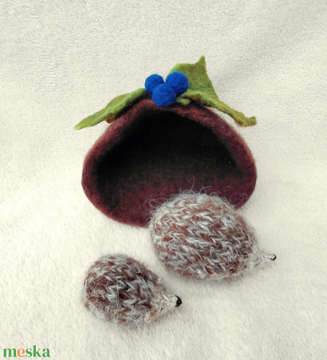 Kötött kézműves mini süni gyapjúból-sötétebb tüskés - játék & sport - készségfejlesztő és logikai játék - montessori szivárvány, waldorf játékok - Meska.hu