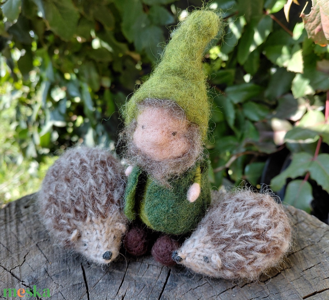 Kötött kézműves mini süni gyapjúból-sötétebb tüskés - baba - mama - baba játékok - waldorf játékok - Meska.hu