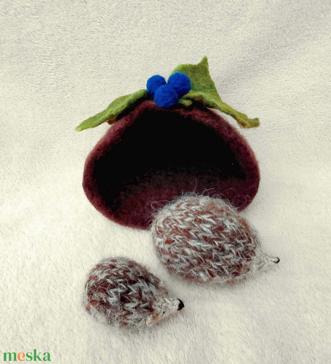 Kötött kézműves mini süni gyapjúból-sötétebb tüskés - baba - mama - baba játékok - waldorf játékok - Meska.hu