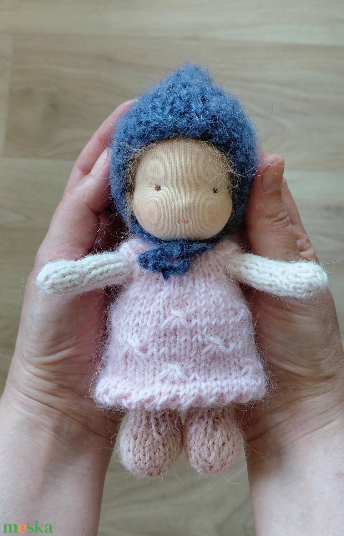 Kötött testű Waldorf gyapjú manólány baba - 16 cm magas - játék & sport - baba & babaház - öltöztethető baba - Meska.hu