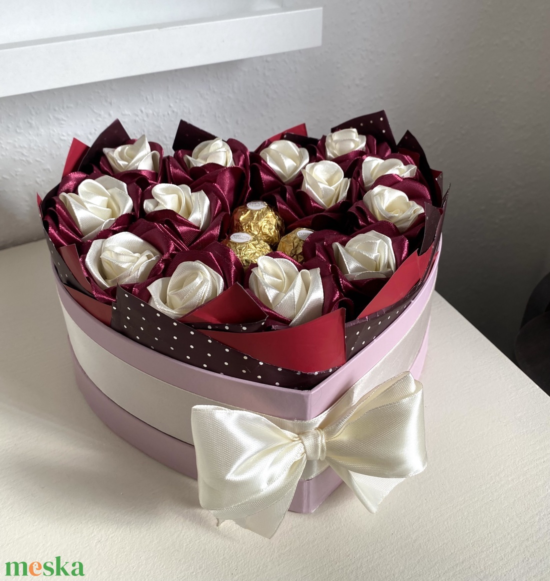 Bézs ajándék box rózsával � kézműves meglepetésdoboz - otthon & életmód - virágdekoráció - virágok - virágbox - Meska.hu