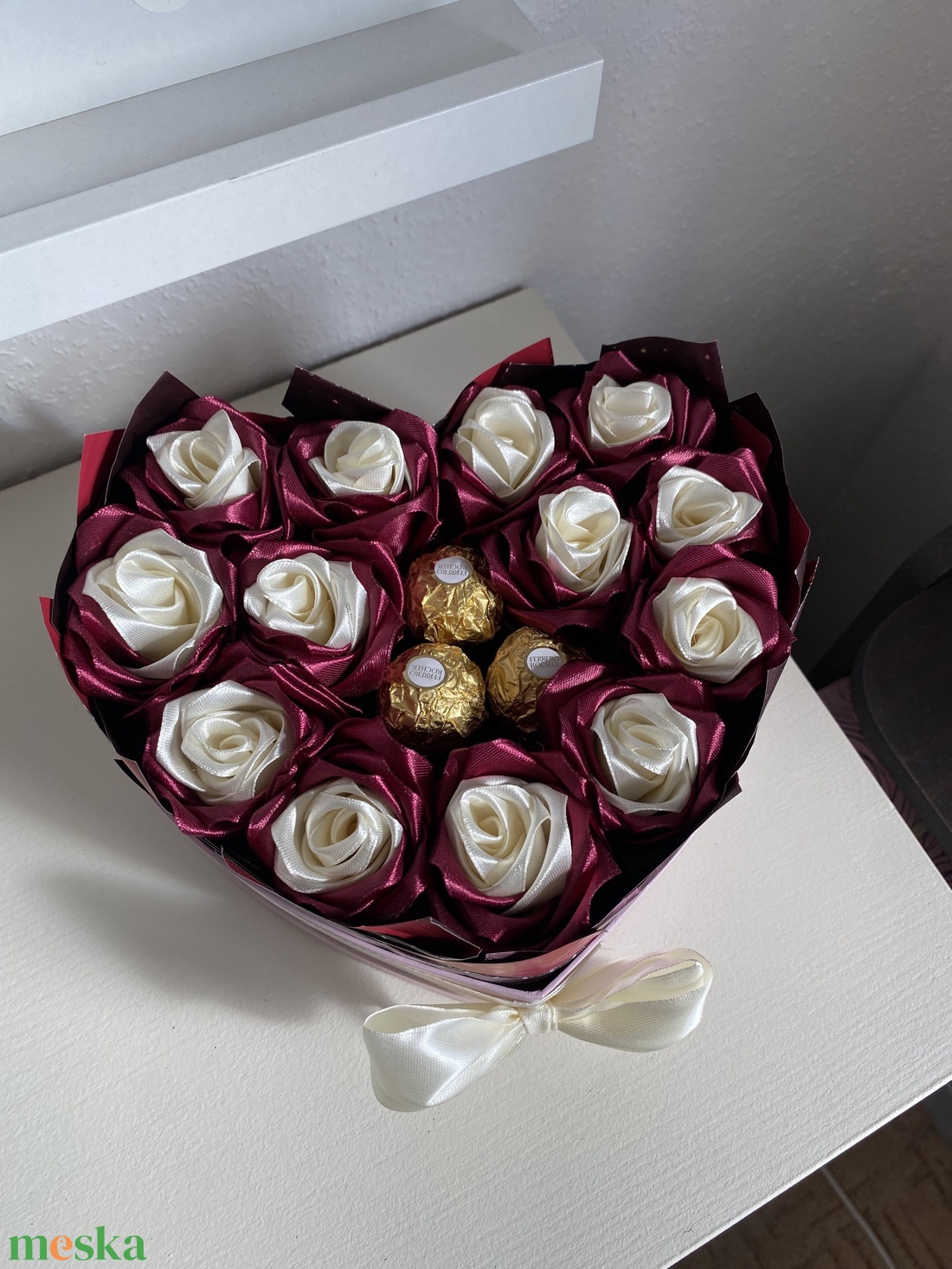 Bézs ajándék box rózsával � kézműves meglepetésdoboz - otthon & életmód - virágdekoráció - virágok - virágbox - Meska.hu