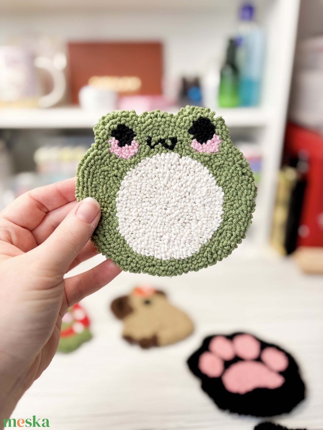 Aranyos pufók béka punch needle poháralátét - otthon & életmód - konyhafelszerelés, tálalás - tálalás - tányér- és poháralátét - Meska.hu Aranyos pufók béka punch needle poháralátét - otthon & életmód - konyhafelszerelés, tálalás - tálalás - tányér- és poháralátét - Meska.hu