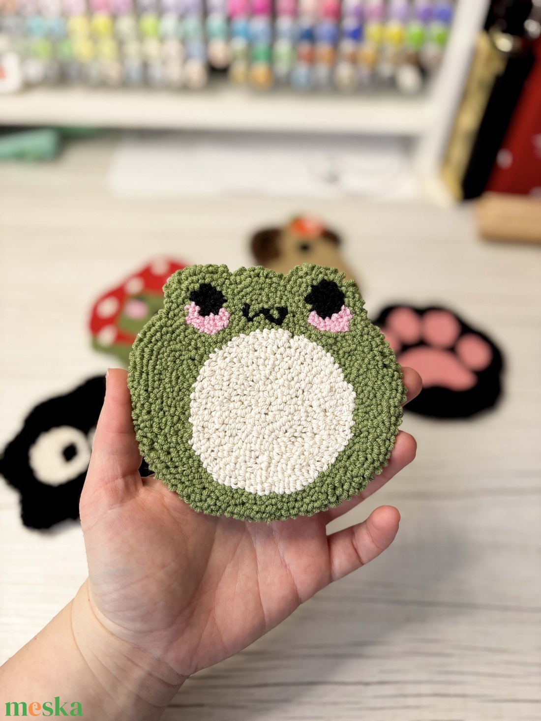 Aranyos pufók béka punch needle poháralátét - otthon & életmód - konyhafelszerelés, tálalás - tálalás - tányér- és poháralátét - Meska.hu Aranyos pufók béka punch needle poháralátét - otthon & életmód - konyhafelszerelés, tálalás - tálalás - tányér- és poháralátét - Meska.hu