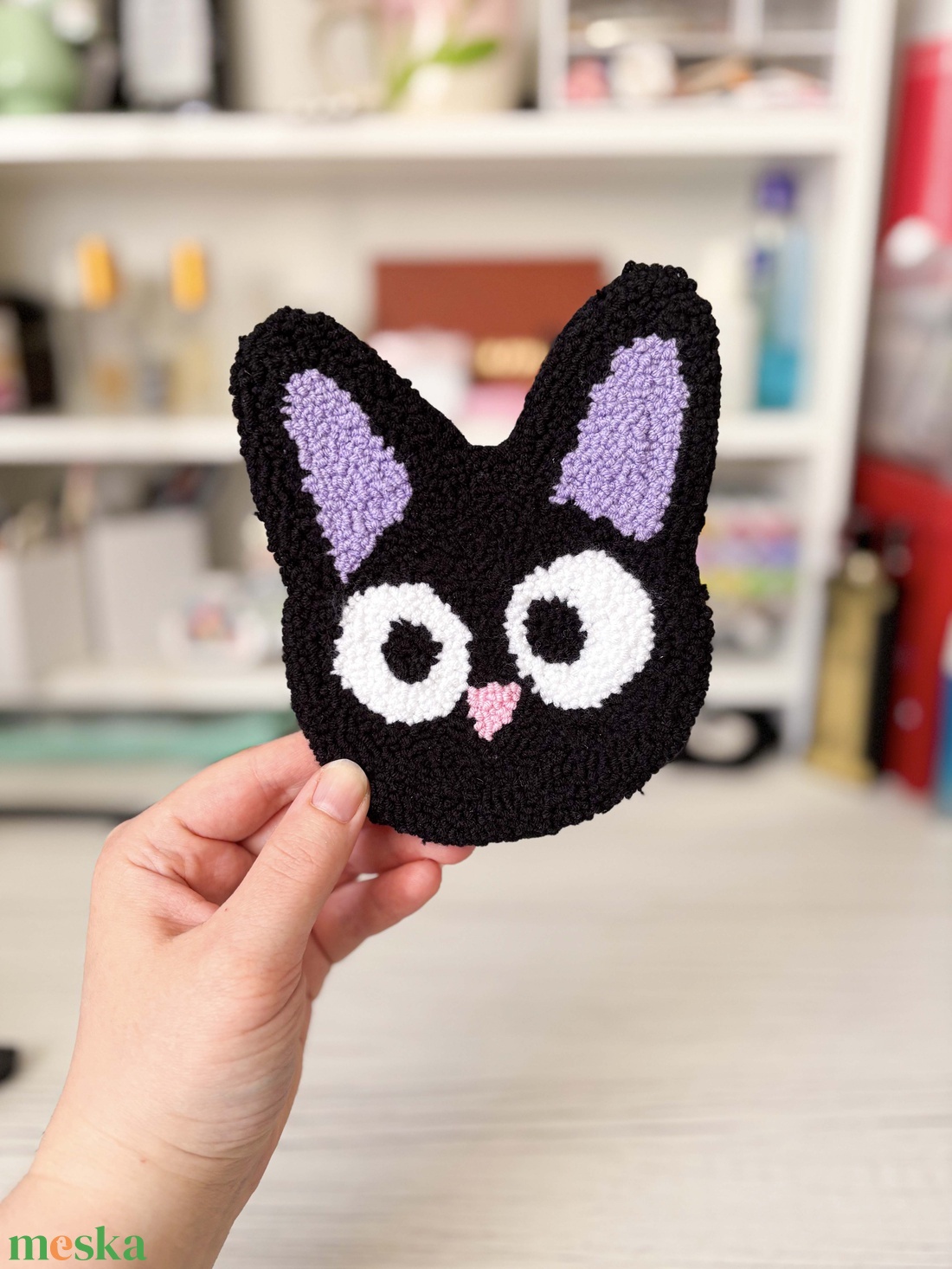 Jiji cica Ghibli punch needle poháralátét - otthon & életmód - konyhafelszerelés, tálalás - tálalás - tányér- és poháralátét - Meska.hu