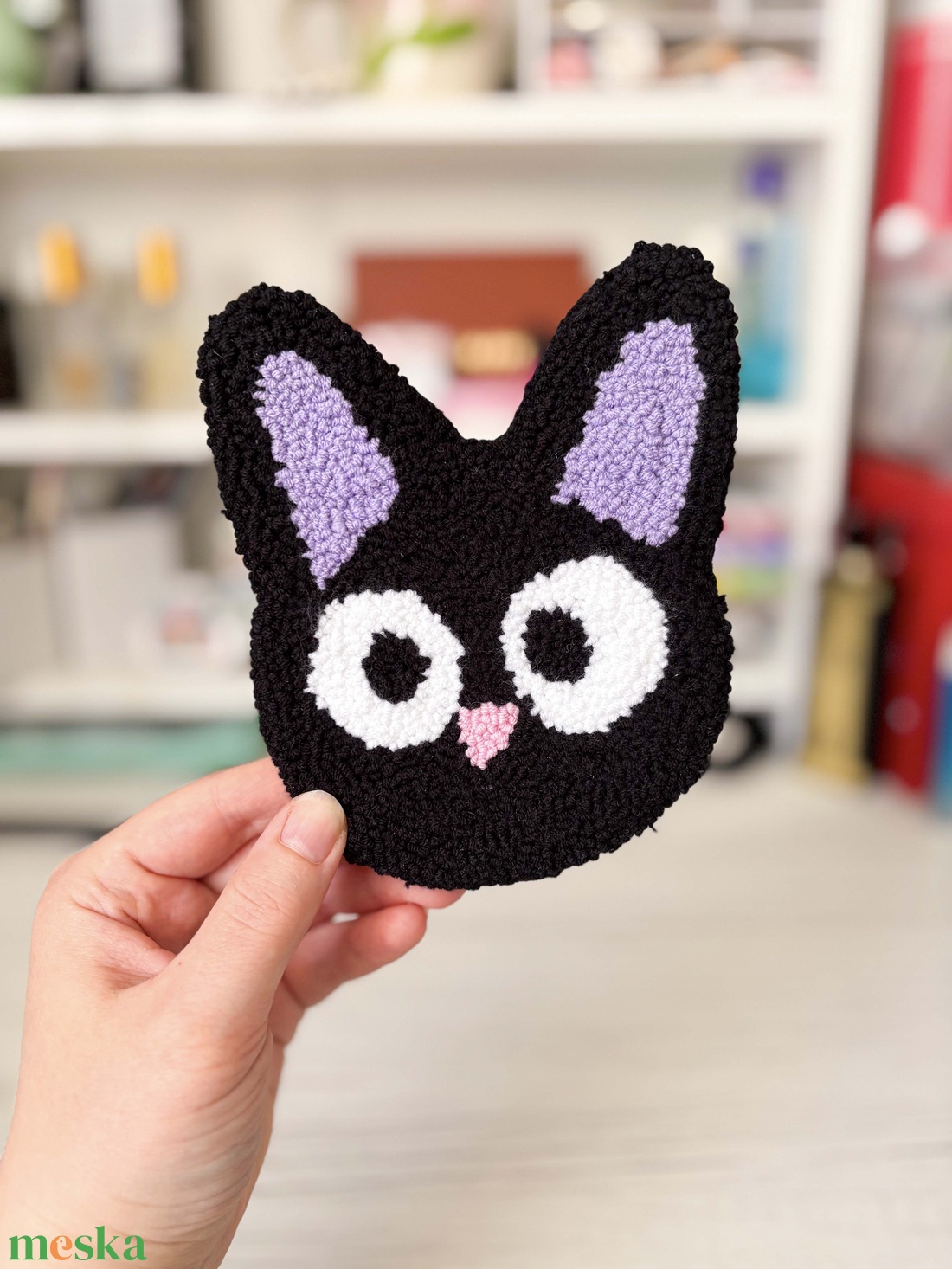 Jiji cica Ghibli punch needle poháralátét - otthon & életmód - konyhafelszerelés, tálalás - tálalás - tányér- és poháralátét - Meska.hu