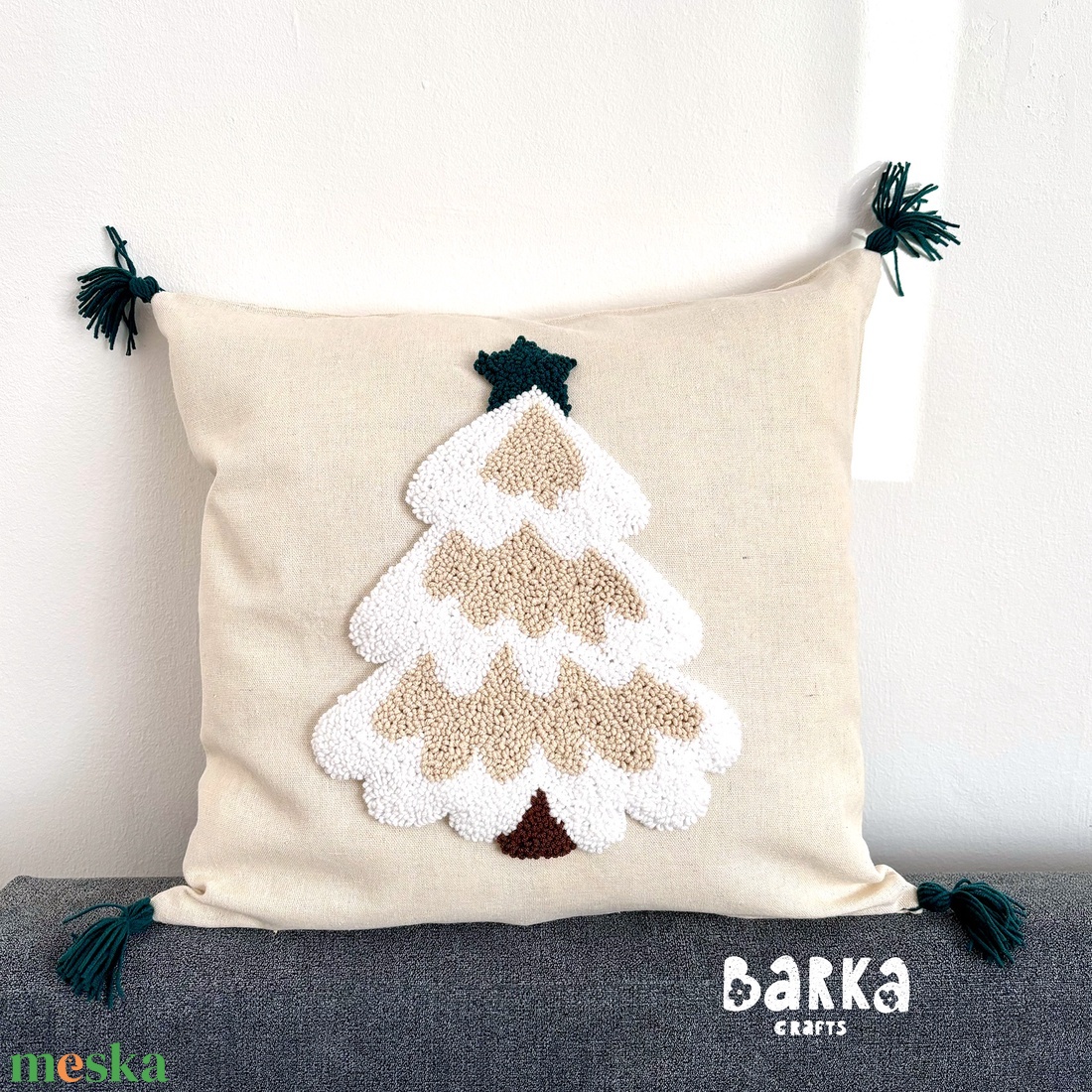 Karácsonyi díszpárna punch needle technikával - otthon & életmód - lakástextil - párna & párnahuzat - Meska.hu