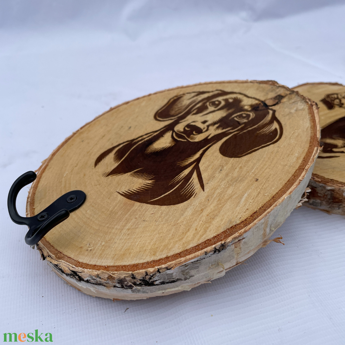 Tacskó mintás gravírozott fa korong pórázakasztóval - otthon & életmód - kisállatoknak - kutyáknak - jutalomfalat tartó - Meska.hu