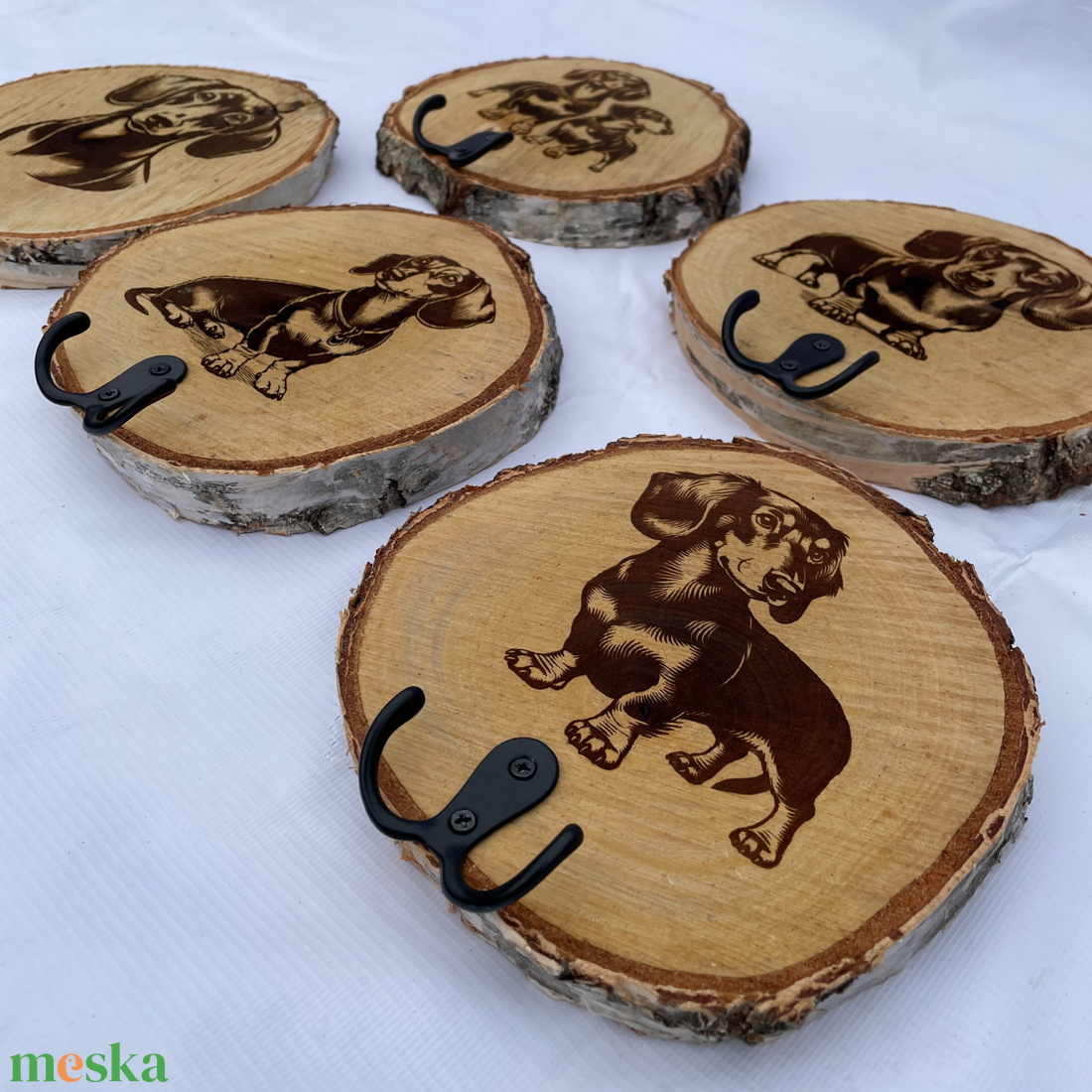 Tacskó mintás gravírozott fa korong pórázakasztóval - otthon & életmód - kisállatoknak - kutyáknak - jutalomfalat tartó - Meska.hu