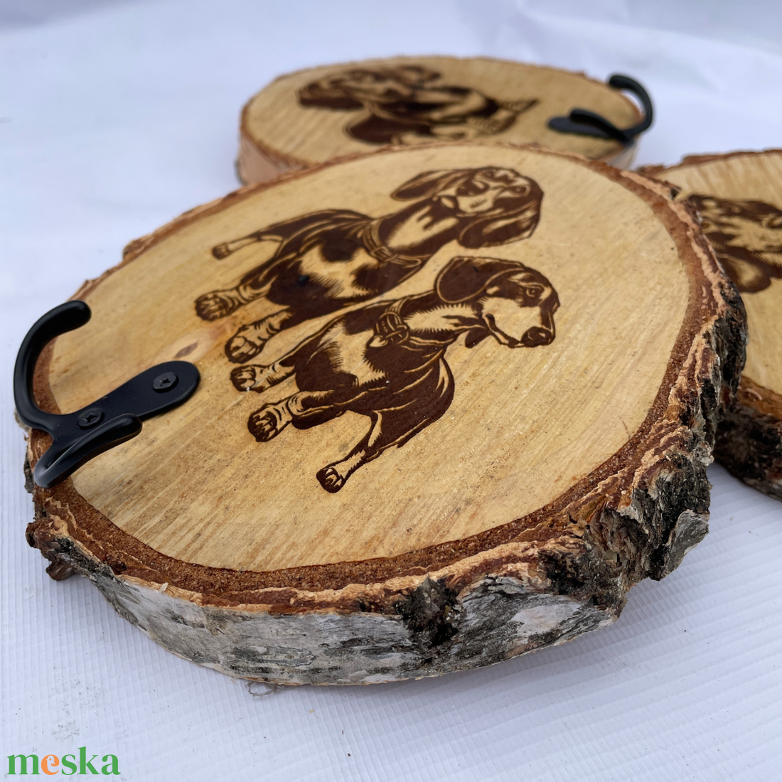 Tacskó mintás gravírozott fa korong pórázakasztóval - otthon & életmód - kisállatoknak - kutyáknak - jutalomfalat tartó - Meska.hu